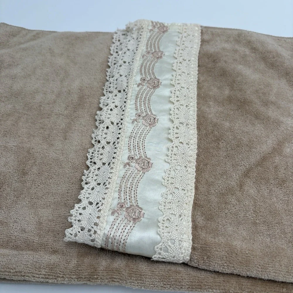 Vintage The Avanti‎ Look Tan/ Beige Towel 3 Pc Bath Washcloth Satin Lace Trim
